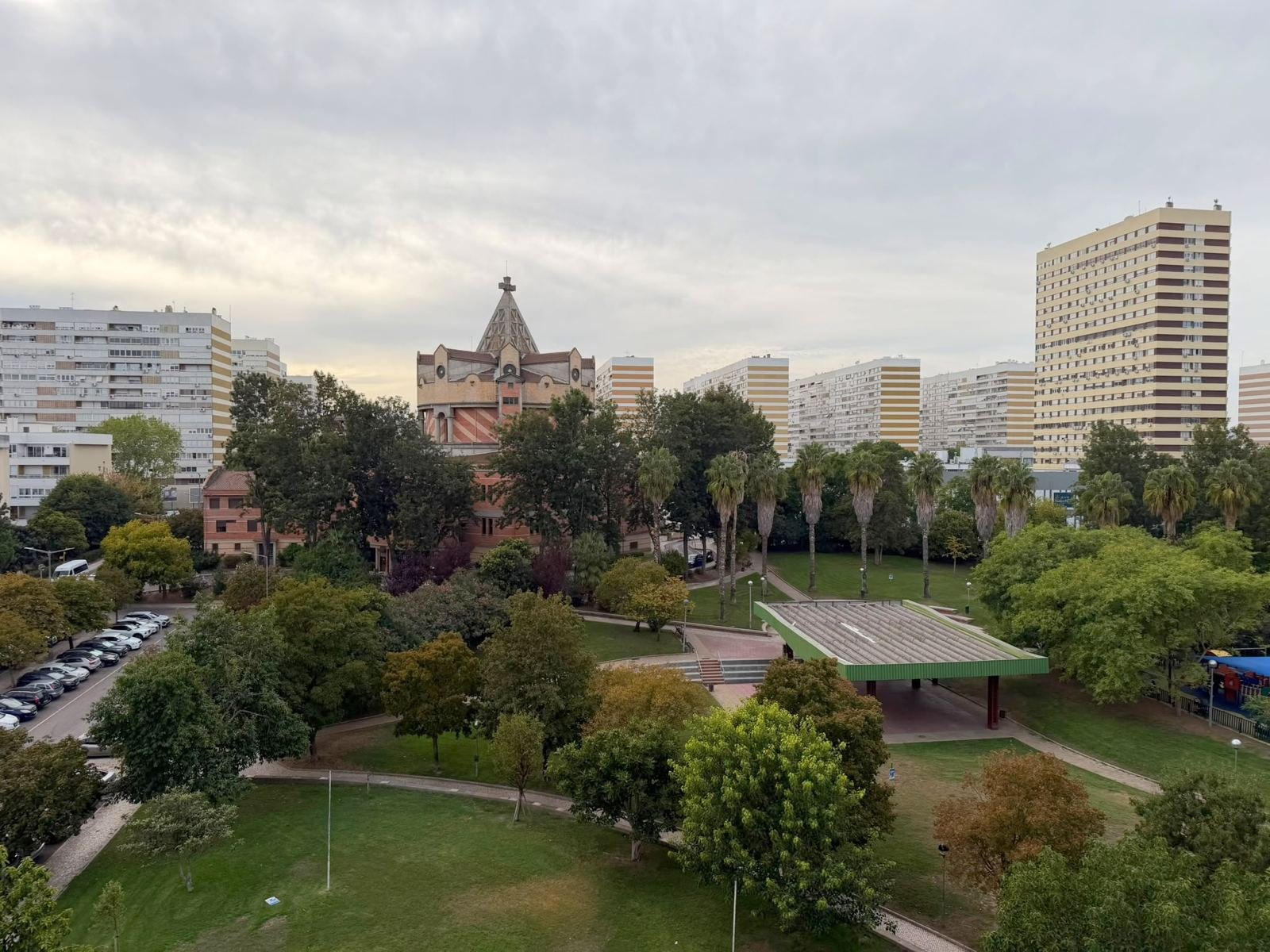 Vista do 6.º andar sobre o jardim e o centro da Portela